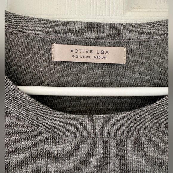 Active USA Medium Sweater - Picture 2 of 4